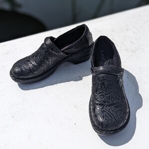 B.O.C.‎ | Peggy Clogs Black Tooled Leather Floral Size 9.5 Wide Like New
